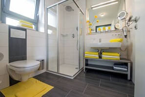 Douche, sĂšche-cheveux, serviettes fournies, savon
