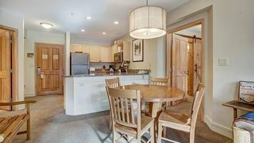 Condo, 2 Bedrooms | Dining