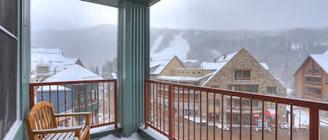 Condo, 2 Bedrooms | Property grounds