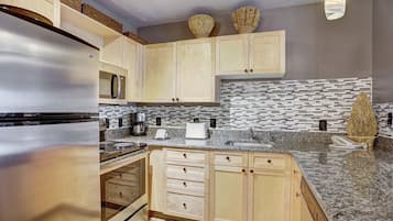 Condo, 2 quartos | Cozinha privada | Geladeira, fogão, cafeteira/chaleira, torradeira