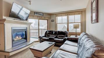 Condo, 2 Bedrooms | Living area