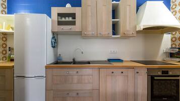 Frigorífico, placa de cocina, lavavajillas y tostadora