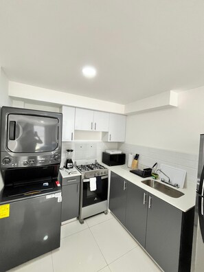 Kühlschrank, Mikrowelle, Ofen, Wasserkocher mit Kaffee-/Teezubehör