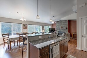 Cabin, 3 Bedrooms, Smoking, Terrace | Interior