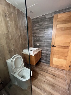 Dusche, umweltfreundliche Kosmetikartikel, Haartrockner, Handtücher