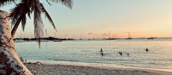2-bedroom/1bath apartment in lovely Bayahíbe Beach. AC, WiFi. Enjoyable getaway