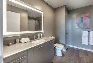 Luxury Apartment, Balcony | Bathroom | Combined shower/tub, free toiletries, hair dryer, towels - Escape (Stamford)