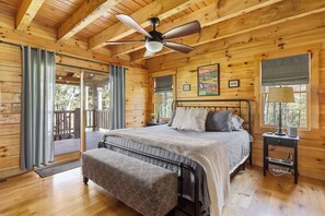 3 bedrooms, desk, iron/ironing board, free WiFi - Liberty Hill Cabin | Covered Firepit | Near Caves (South Bloomingville)