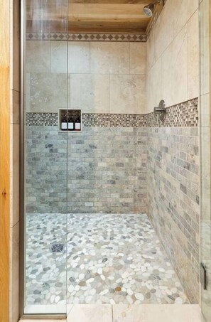Een douche, een haardroger, handdoeken, zeep