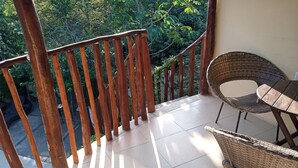 A balcony with a wooden railing, a wicker table, and chairs. - Wonderful space with 2 beds, overlooking the pool, downtown Tulum- Huanal H (Tulum)