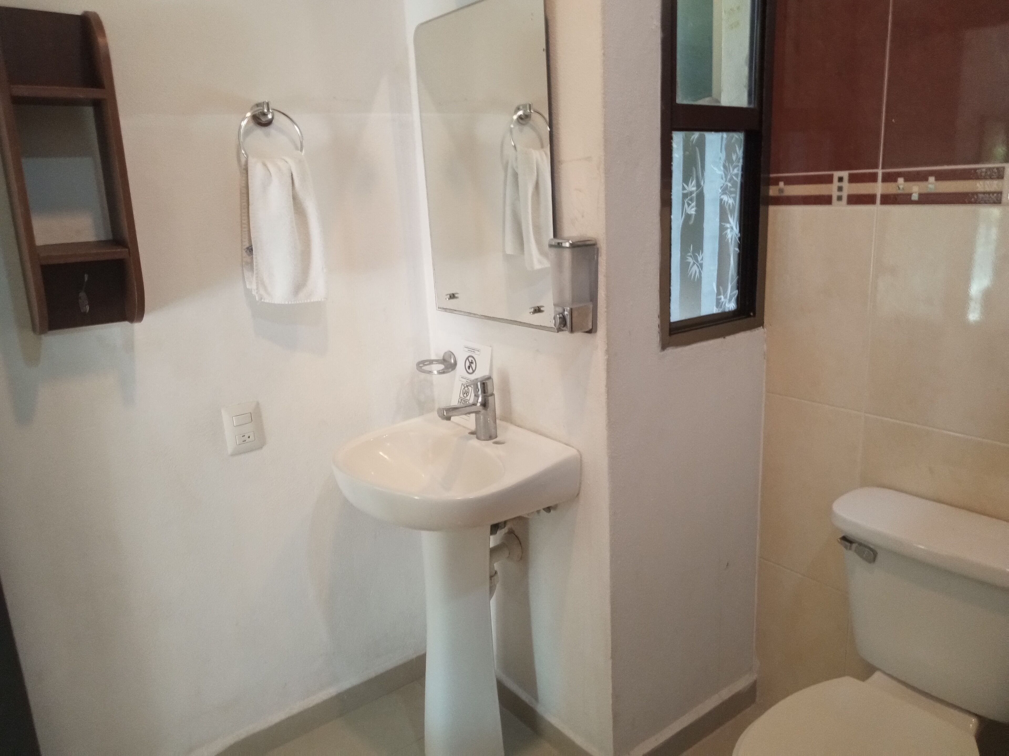 Douche, sèche-cheveux, serviettes fournies, savon