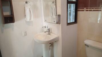 Douche, sĂšche-cheveux, serviettes fournies, savon