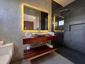 Douche, sèche-cheveux, serviettes fournies, savon