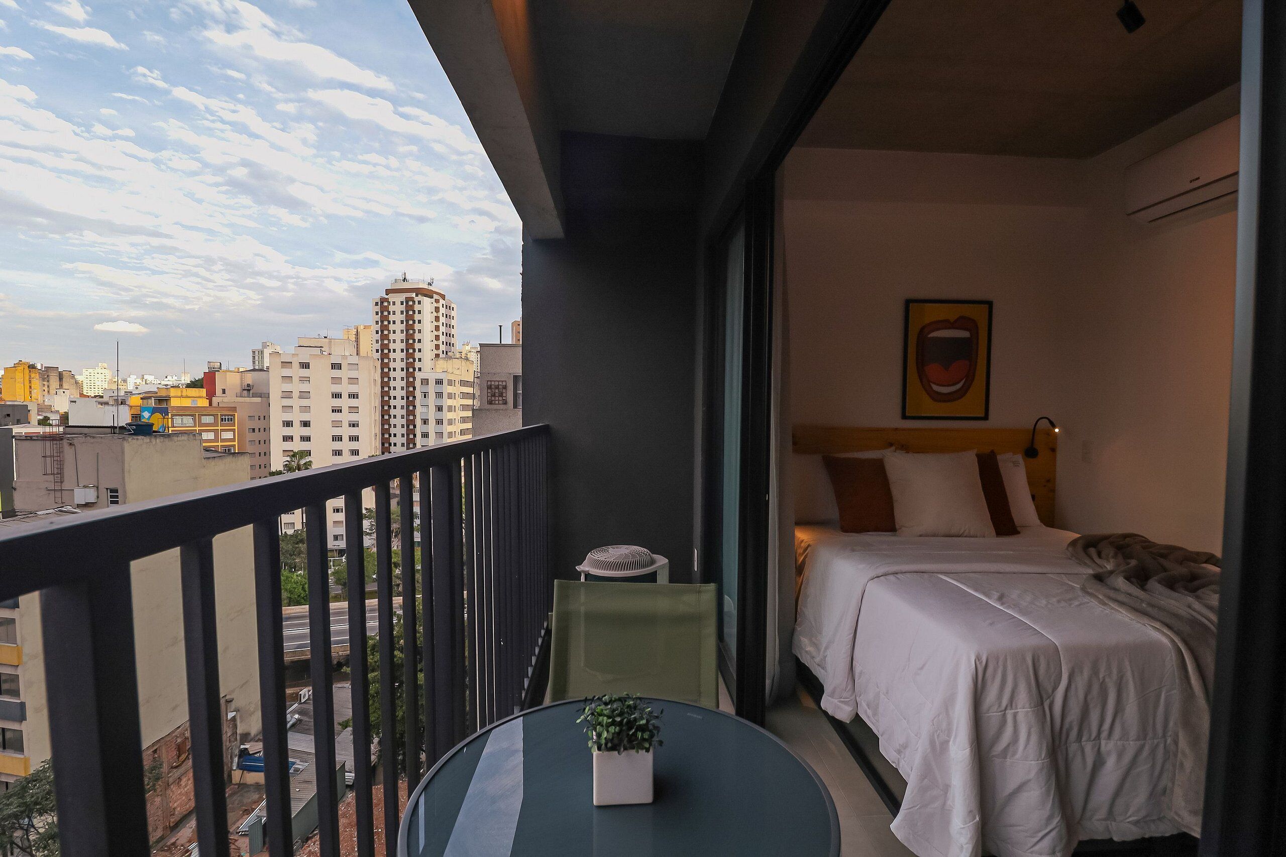 Tabla de planchar con plancha, internet y ropa de cama 