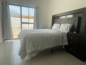 3 Schlafzimmer, Schreibtisch, Bügeleisen/Bügelbrett, Reisekinderbett