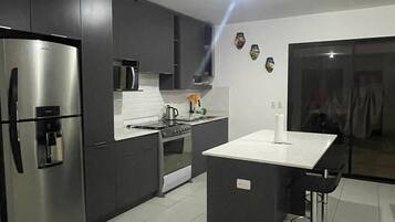 Refrigerador, microondas, horno y parrilla de estufa