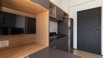 Jääkaappi, mikroaaltouuni, kahvin-/teenkeitin