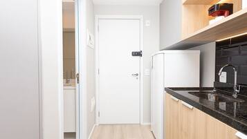 Kjøleskap, mikrobølgeovn, kaffetrakter/tekoker og kjøkkenutstyr