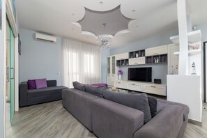 Luxury Apartment, Balcony, Partial Sea View | Living area | 50-inch Smart TV with digital channels, Netflix, streaming services - Partenope (Piano di Sorrento)