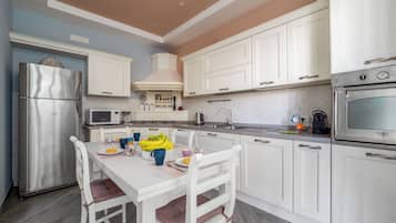 Apartamento de lujo, balcón, vistas parciales al mar | Cocina privada | Máquina de café espresso y hervidor eléctrico