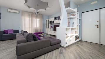 Appartement luxueux, balcon, vue partielle sur la mer | Aire de séjour | Téléviseur connecté de 50 po avec télévision numérique, Netflix