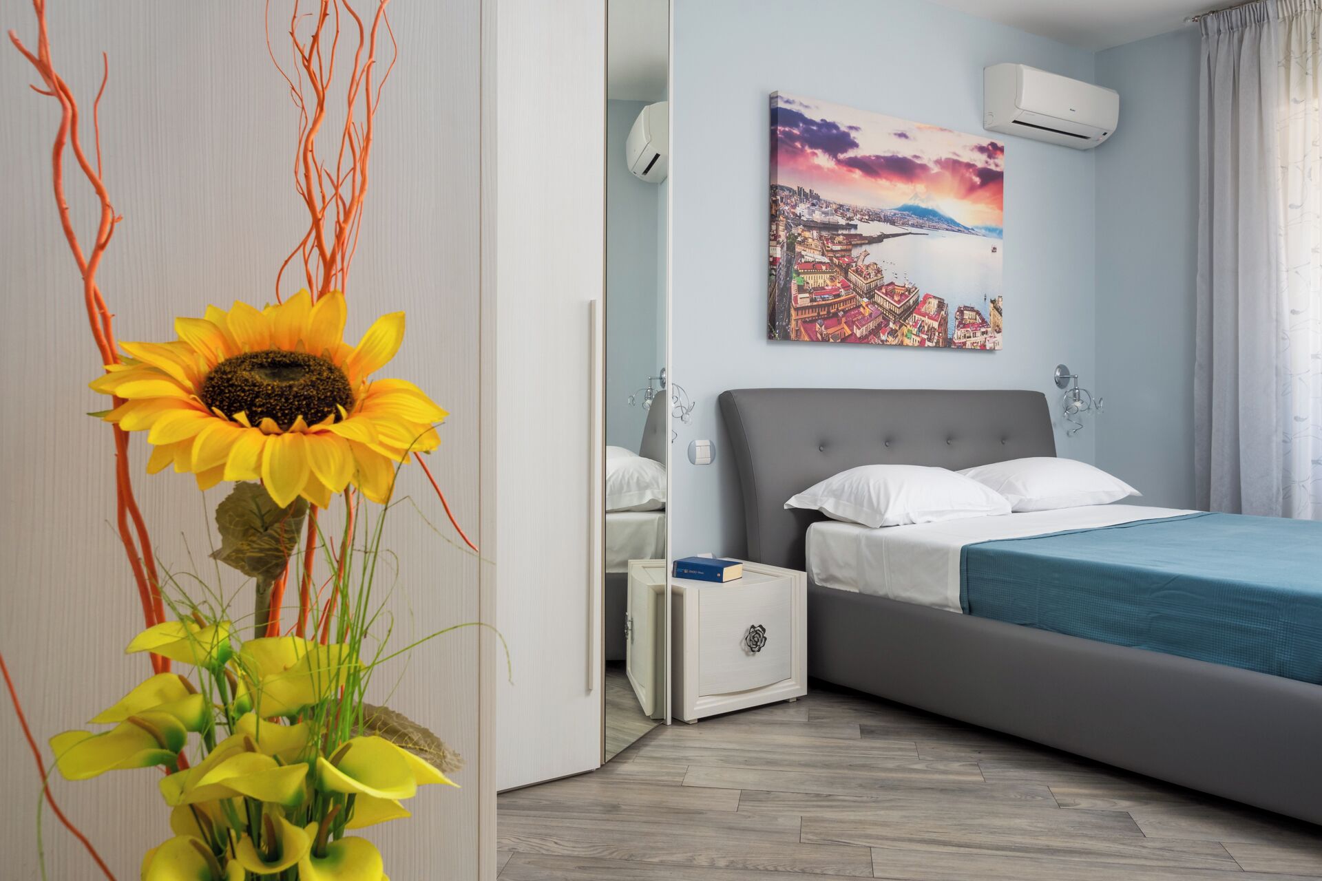 Apartamento de lujo, balcón, vistas parciales al mar | 2 dormitorios, cortinas opacas, tabla de planchar con plancha
