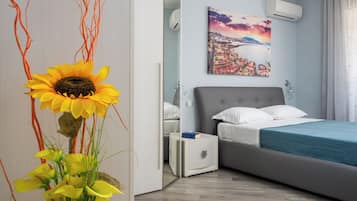 Apartamento de lujo, balcón, vistas parciales al mar | 2 dormitorios, cortinas opacas, tabla de planchar con plancha