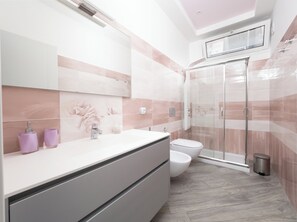 Apartamento superluxo, sacada, vista parcial para o mar | Banheiro