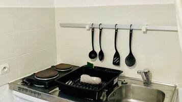 Réfrigérateur, micro-ondes, four, cafetiÚre/bouilloire