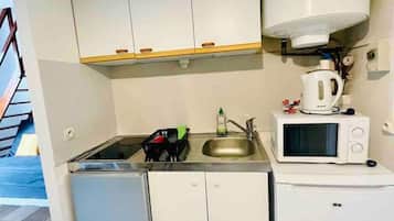 Réfrigérateur, micro-ondes, four, cafetiÚre/bouilloire