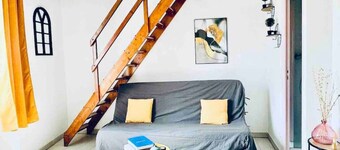 Yellow - The KING DUPLEX near the Castle FONTAINEBLEAU