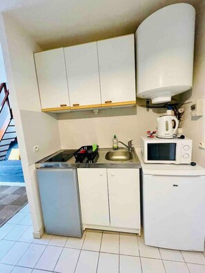 冷蔵庫、電子レンジ、オーブン、コーヒー / ティーメーカー