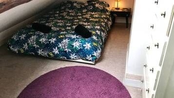 1 bedroom, desk, iron/ironing board, WiFi