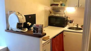 Réfrigérateur, micro-ondes, four, cafetiÚre/bouilloire