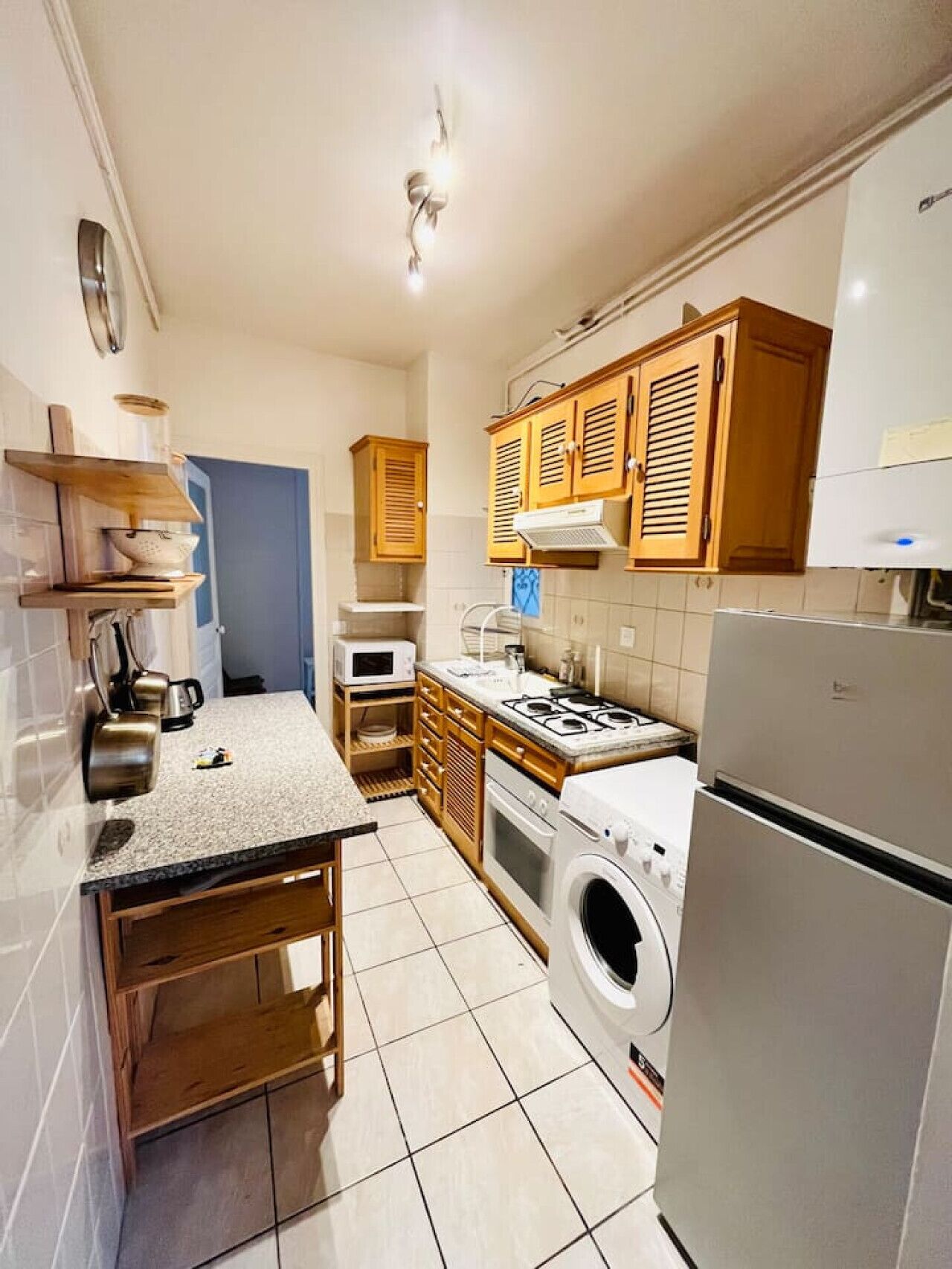 Fridge, microwave, oven, coffee/tea maker