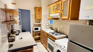 Fridge, microwave, oven, coffee/tea maker