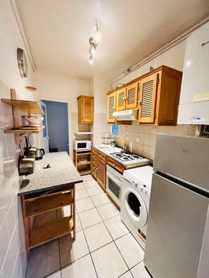 冷蔵庫、電子レンジ、オーブン、コーヒー / ティーメーカー