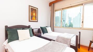 2 quartos, ferros/tábuas de passar roupa, acesso à internet