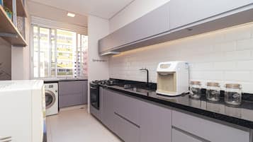Geladeira, micro-ondas, cafeteira/chaleira