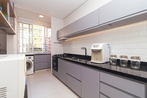 Refrigerador, microondas, cafetera y tetera y utensilios de cocina 