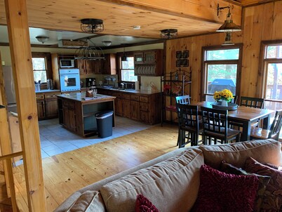 Prince Oswald's Tiger Tree House - Charming 3-bedroom Cabin in Tiger, GA