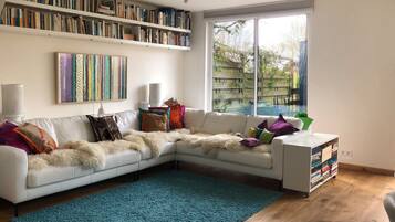 Een smart-tv en een open haard