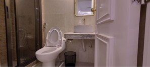 Douche, articles de toilette écologiques, séchoir à cheveux, bidet