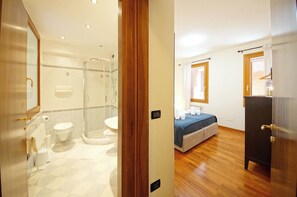 Apartamento | Baño | Secador de pelo, toallas, jabón y papel higiénico