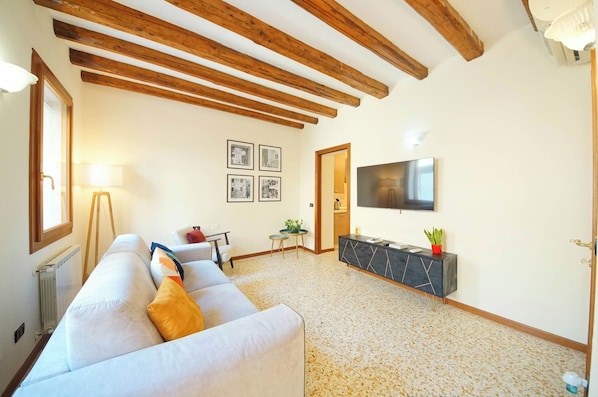 Apartment | Living area | Flat-screen TV