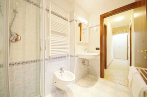 Appartement | Salle de bain | Sèche-cheveux, serviettes fournies, savon, papier toilette