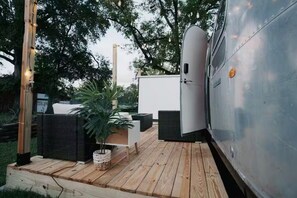 Property grounds - Romantic Getaway at the Sunset Stream hideout (Carthage)