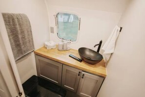 淋浴设施、坐浴桶、毛巾、肥皂