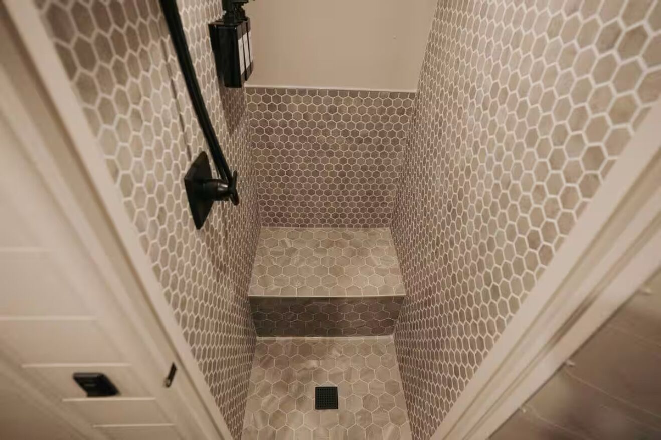 Douche, bidet, serviettes fournies, savon