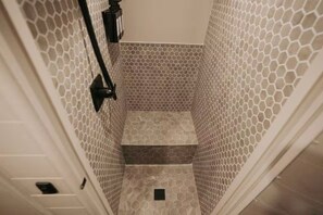 淋浴设施、坐浴桶、毛巾、肥皂